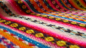 Kleurrijk geweven textiel met geometrische patronen