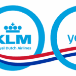 KLM viert 100 jaar met logo en lint.