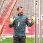 Keeper bij voetbaltraining in doel netten.