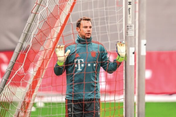 Keeper bij voetbaltraining in doel netten.
