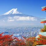 Uitzicht op Mount Fuji en pagode in de herfst.