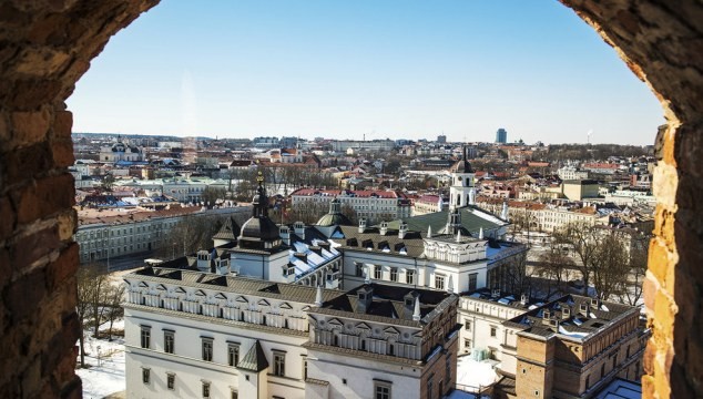 Uitzicht op Vilnius vanuit kasteelvenster.