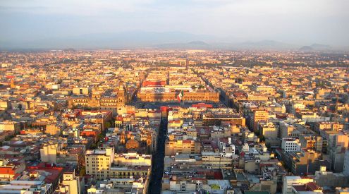 Luchtfoto van uitgestrekte stad bij zonsondergang