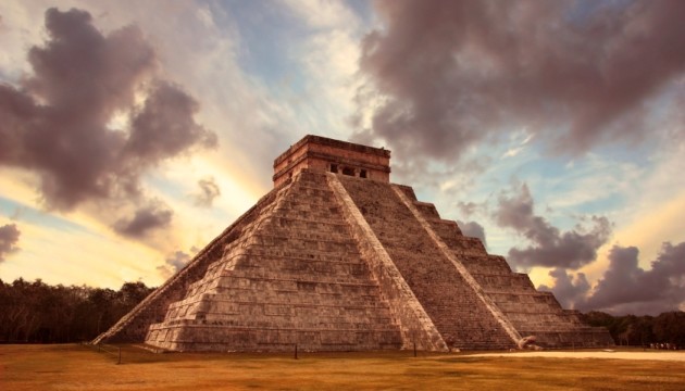 Maya-piramide bij zonsondergang met dramatische lucht