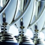 Rijen zilveren bekers op een rij, close-up