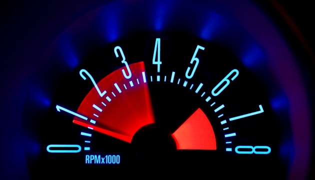 Autotoerenteller, rode en blauwe verlichting, hoge toeren.