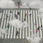 Mensen oversteken op druk zebrapad, wolkeneffecten.
