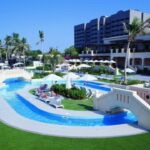 Luxe resort met zwembad en ligstoelen buiten