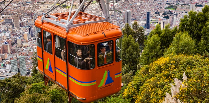 Oranje kabelbaan met stadspanorama en bossen