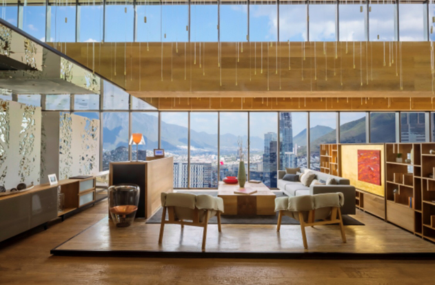 Modern woonkamer met uitzicht op stad en bergen.