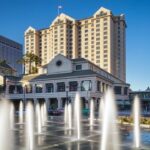 Fonteinen voor modern gebouw in stedelijke omgeving.