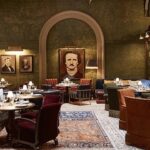 Stijlvol restaurant met kunst aan de muur.