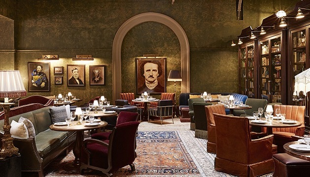 Stijlvol restaurant met kunst aan de muur.