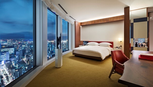 Luxe hotelkamer met nachtelijk stadszicht