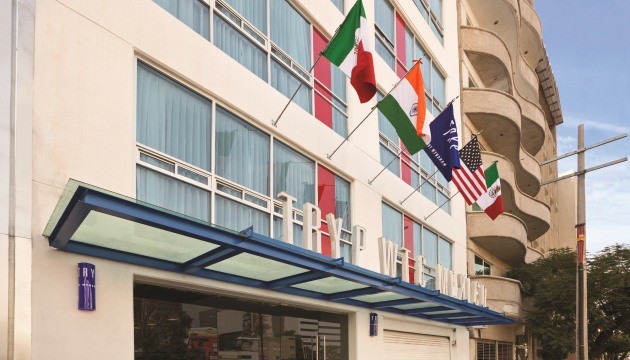 Hotelgevel met vlaggen en moderne architectuur