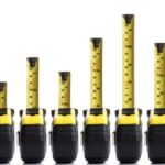 Zeven uitgeschoven rolmaten, variërende hoogtes.