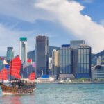 Traditionele boot voor skyline van Hongkong.