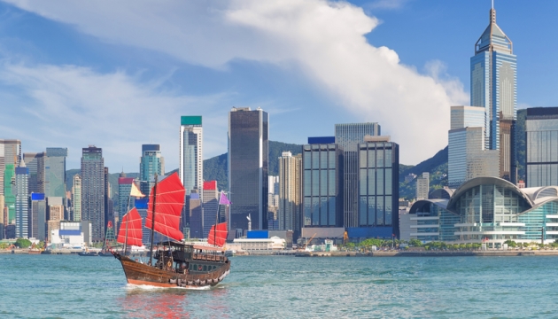 Traditionele boot voor skyline van Hongkong.