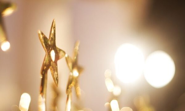 Gouden sterren met wazige achtergrondverlichting
