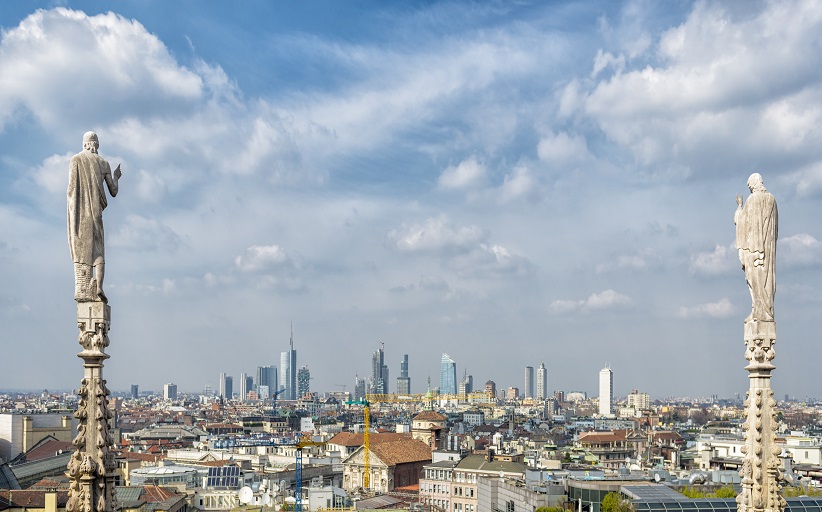 Uitzicht over skyline van stad met beeldhouwwerken.