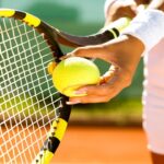 Tennisbal klaar voor service op de baan.