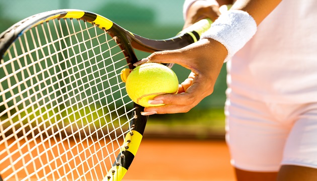 Tennisbal klaar voor service op de baan.