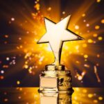 Gouden sterprijs met sprankelende achtergrond