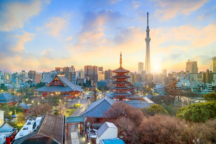 Tokyo skyline met Senso-ji tempel en Skytree bij zonsondergang.