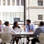 Zakelijke vergadering in moderne kantoorruimte