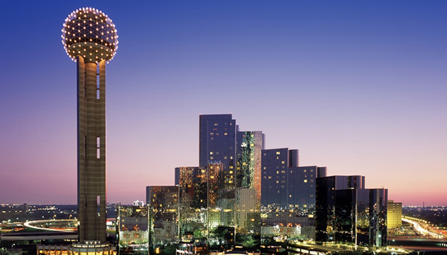 Avondzicht op skyline van Dallas, Texas.