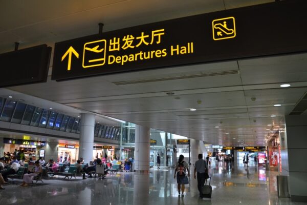 Luchthaven vertrekhal bord met reizigers.