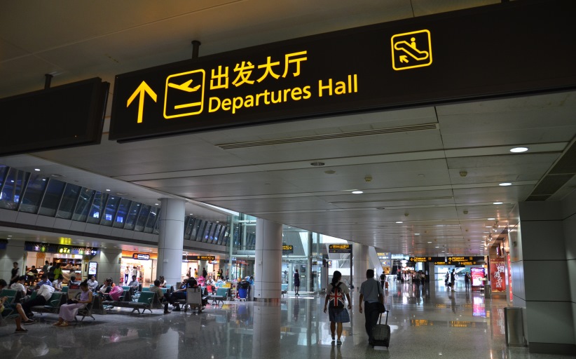 Luchthaven vertrekhal bord met reizigers.