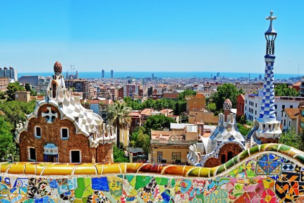 Uitzicht over Barcelona vanuit Park Güell, zonnige dag.
