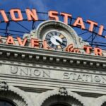 Voorkant Union Station met klok en neonletters.
