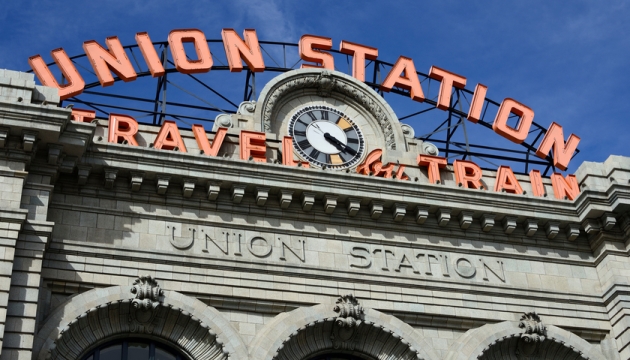 Voorkant Union Station met klok en neonletters.