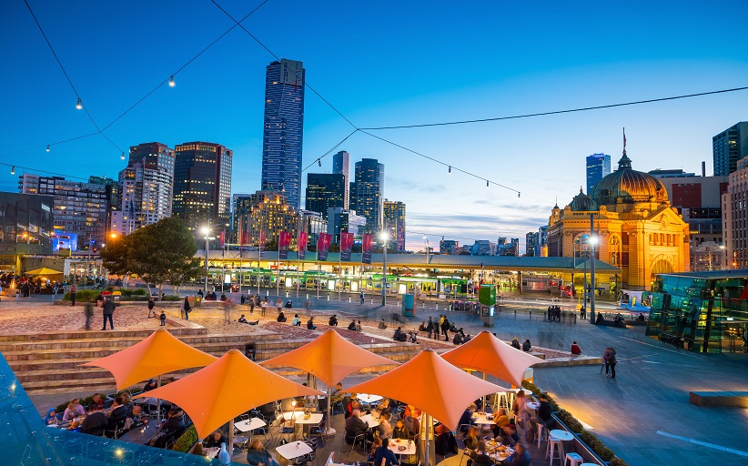 Skyline van stad bij zonsondergang met terras