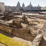 Archeologische opgravingen bij historische site, gebouwde omgeving, zonlicht.