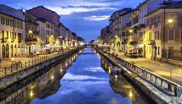 Avondzicht op verlichte gracht in Milaan, Italië.