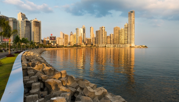 Panorama van skyline en zee bij zonsondergang.