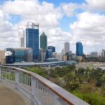 Skyline van een stad met wolkenkrabbers en rivier.
