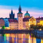 Prachtige stadsgezicht met verlichte torens bij zonsondergang.