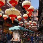 Chinees straatfeest met rode lantaarns en kraampjes.