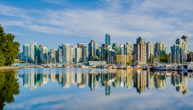 Vancouver skyline met reflectie in het water