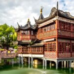 Traditioneel Chinees gebouw in serene tuinomgeving