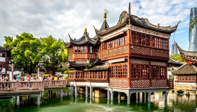 Traditioneel Chinees gebouw in serene tuinomgeving