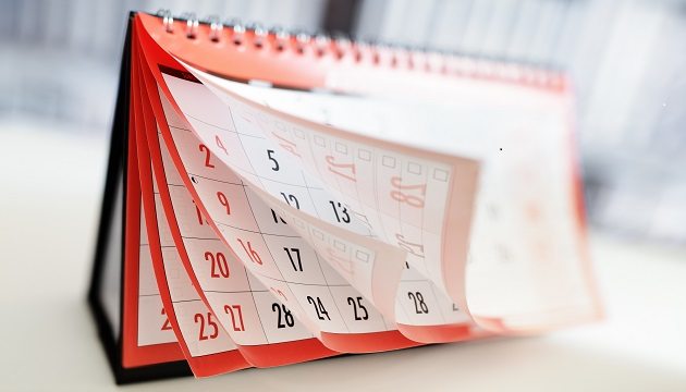 Papieren kalender met zichtbare maanden en dagen