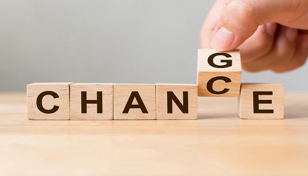 Blokken vormen woorden 'change' en 'chance'.