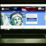 Laptop toont ESTA-toepassingspagina op scherm.