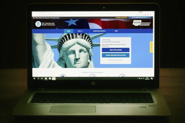 Laptop toont ESTA-toepassingspagina op scherm.