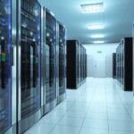 Serverruimte met rijen computerservers.